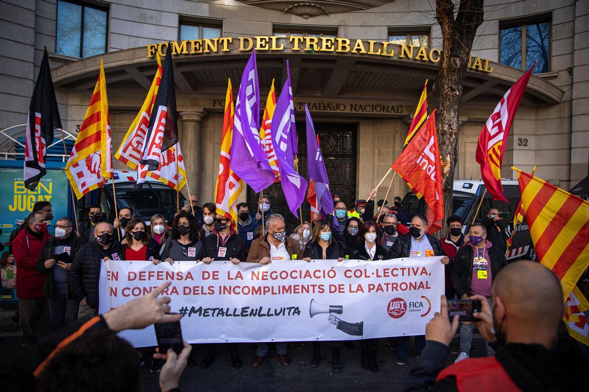 Los sindicatos se manifiestan delante de Foment por el nuevo convenio del metal.