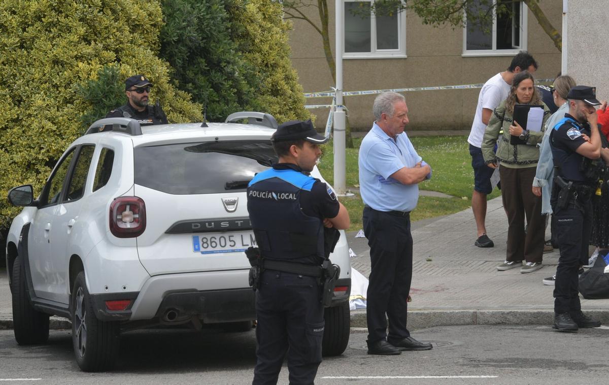 Policías nacionales y locales en la zona de Os Rosales, en A Coruña, donde un hombre ha sido apuñalado mortalmente en el cuello. Policías nacionales y locales en la zona de Os Rosales, en A Coruña, donde un hombre ha sido apuñalado mortalmente en el cuello.