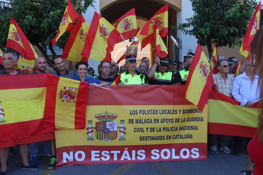 La Policía Local de Málaga organiza ante su sede una concentración en apoyo de los policías nacionales y los guardia civiles que se han desplazado a Cataluña con motivo del referéndum del 1-O