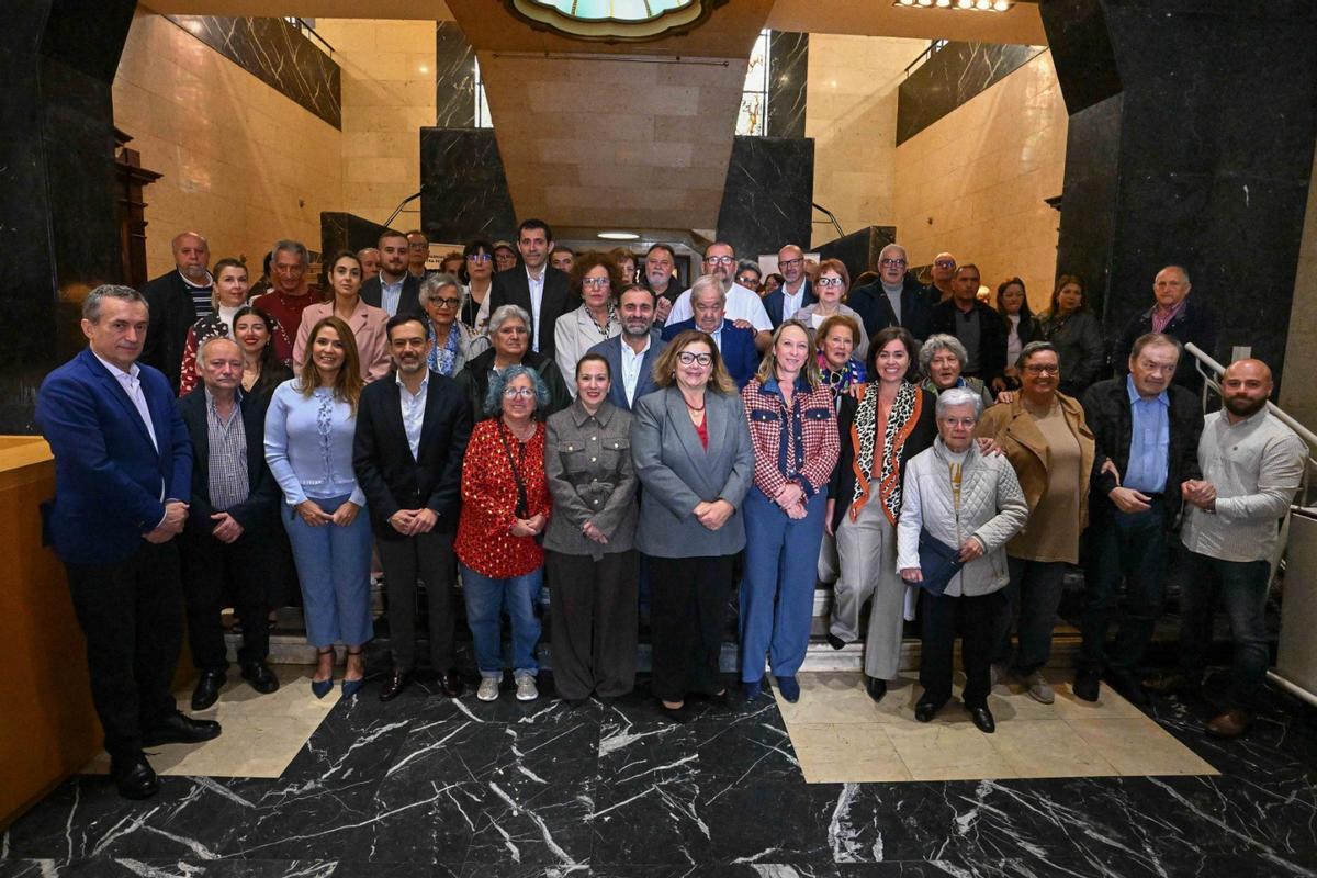 Foto de familia durante el acto celebrado en el Cabildo