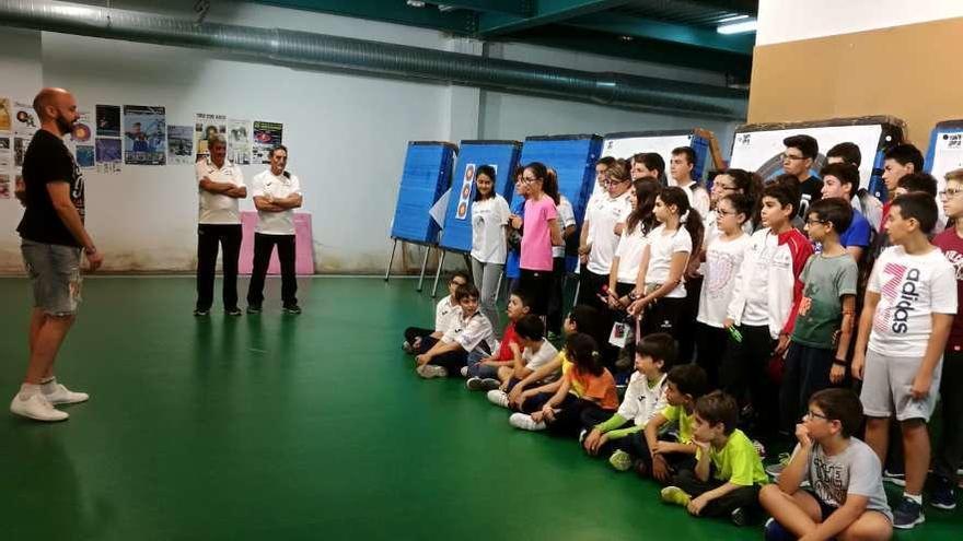 Elconcejal de Deportes se dirige a los jóvenes de la Escuela de Tiro con Arco durante su inauguración.