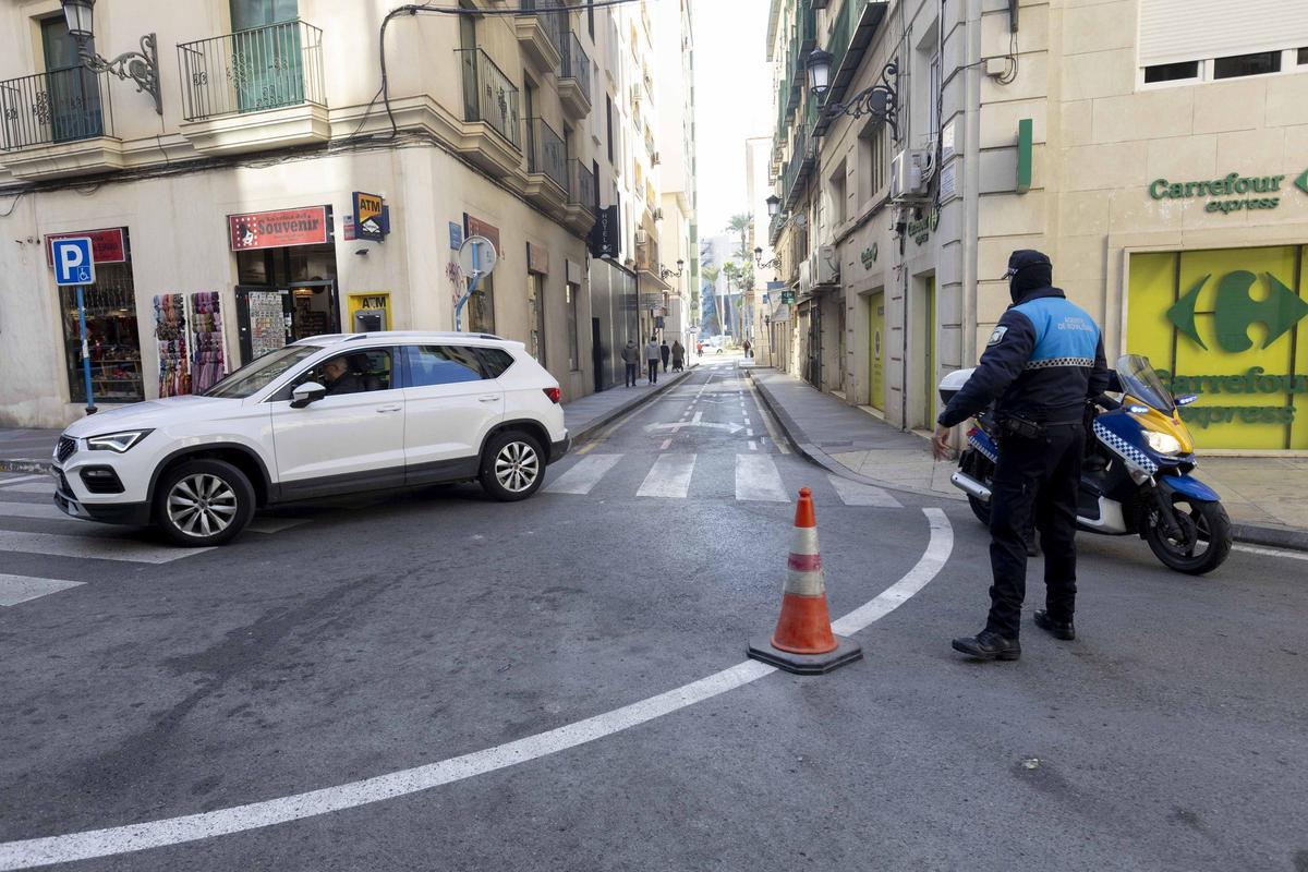 Nueva señalización que advierte del cierre al tráfico a la plaza del Ayuntamiento