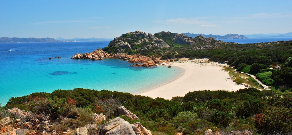 Aguas cristalinas y tonos rosados en la isla de Budelli