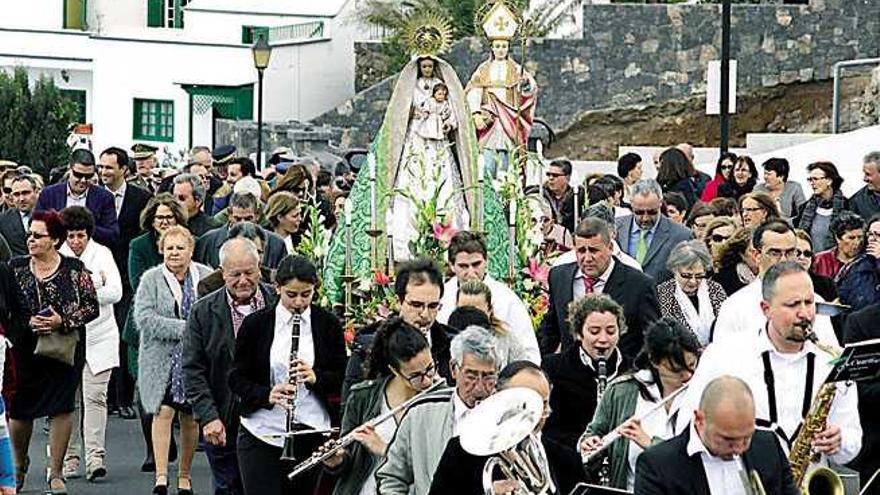 Procesión ayer de La Candelaria y San Blas en Tías.