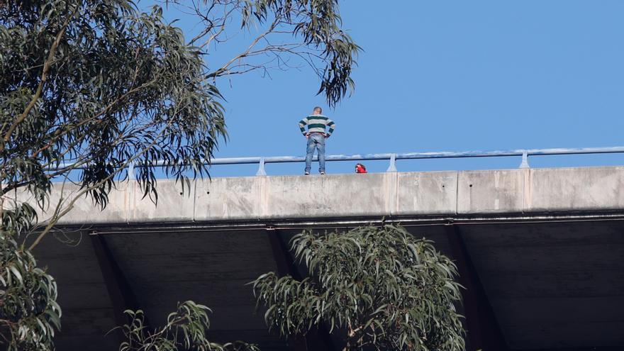 Ocho horas de negociación en plena autovía: salvan la vida de un hombre que se quería tirar por un viaducto en Corvera