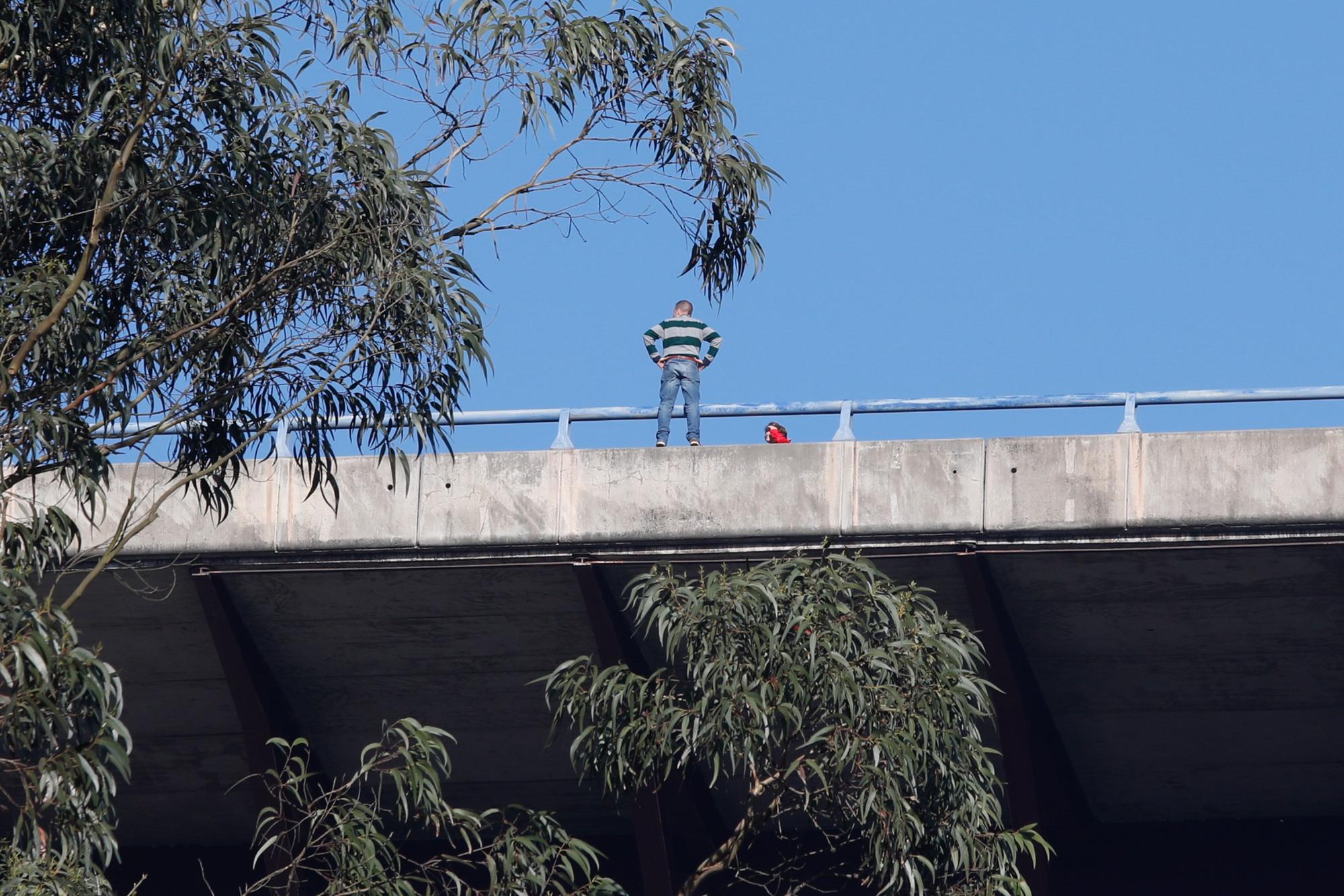 Rescatan a un hombre que intentaba precipitarse por el viaducto de la Consolación de Corvera