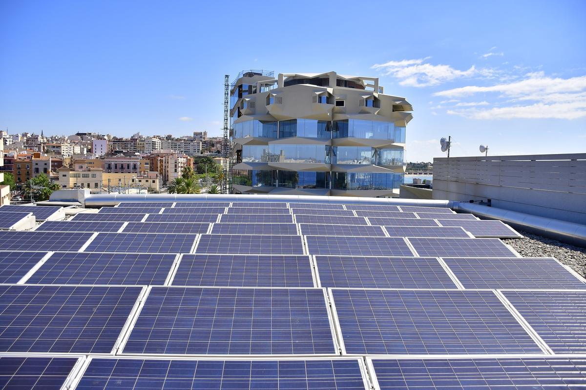 Placas fotovoltaicas en el Port de Tarragona.