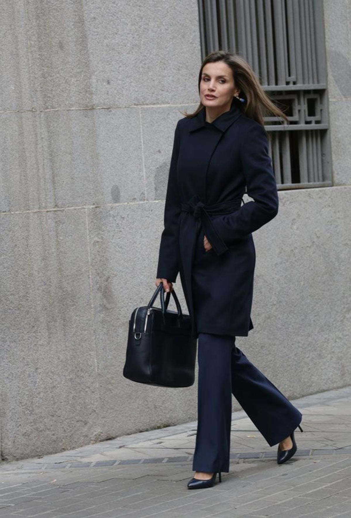 El look azul marino de Letizia Ortiz