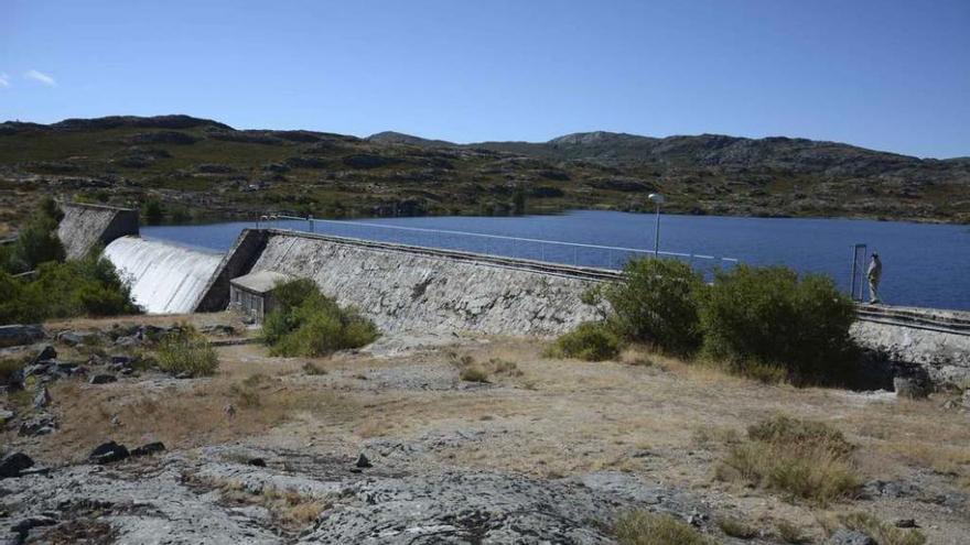 Desagüe de la presa de Playa para aportar agua al río Segundera.