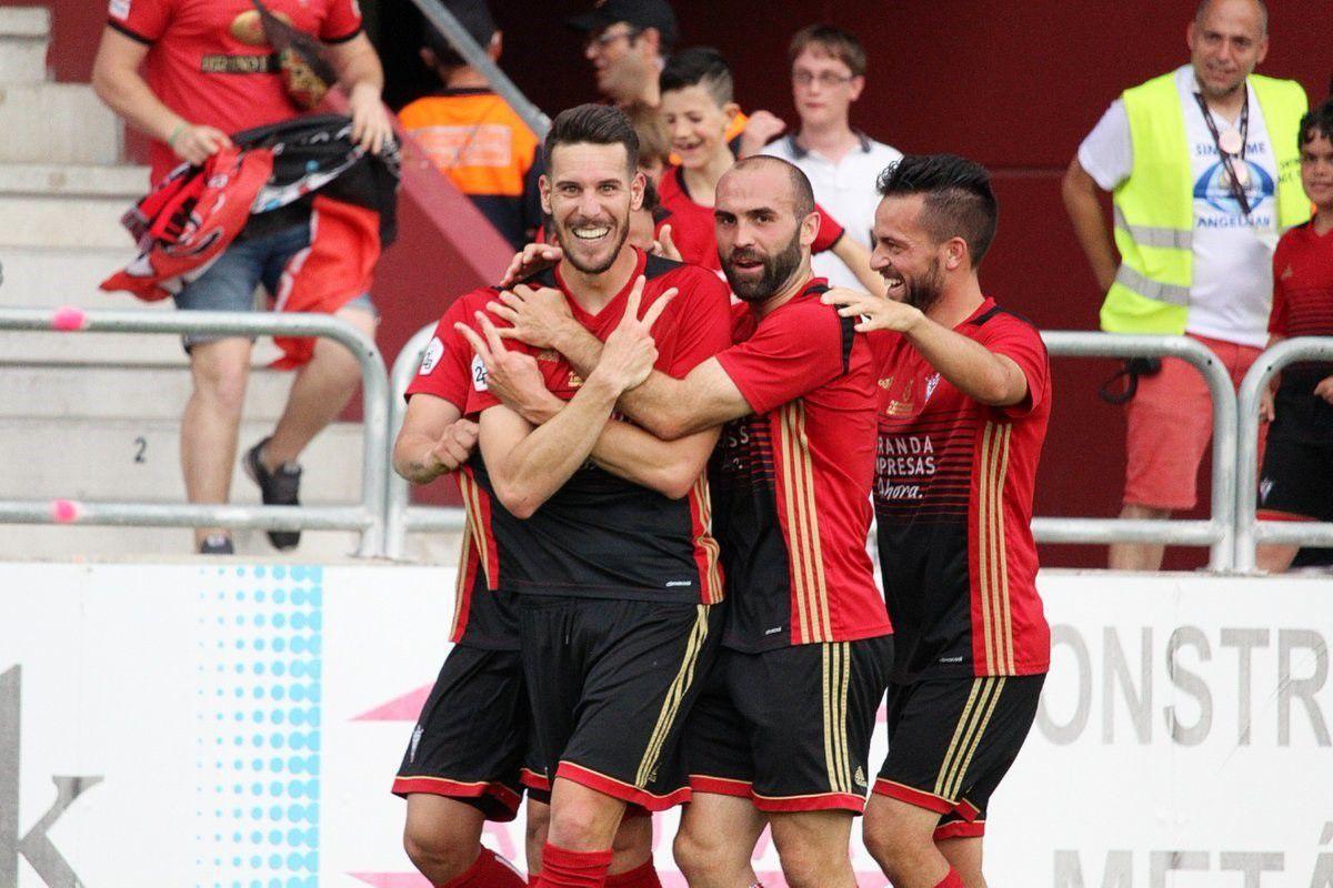 Álvaro Rey y Paris Adot celebran un gol en la fase de ascenso entre el Mirandés y el Atlético Baleares