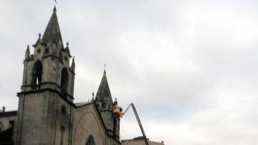 Tareas de limpieza en Santiago de Vigo. // FdV