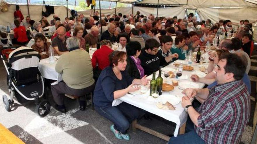 El almuerzo popular en honor a Santa Rita reunió ayer en Aguións a 145 comensales  // Bernabé / Luismy