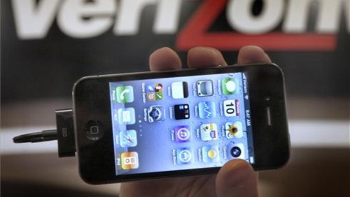 Un responsable de Verizon muestra un iPhone 4G.