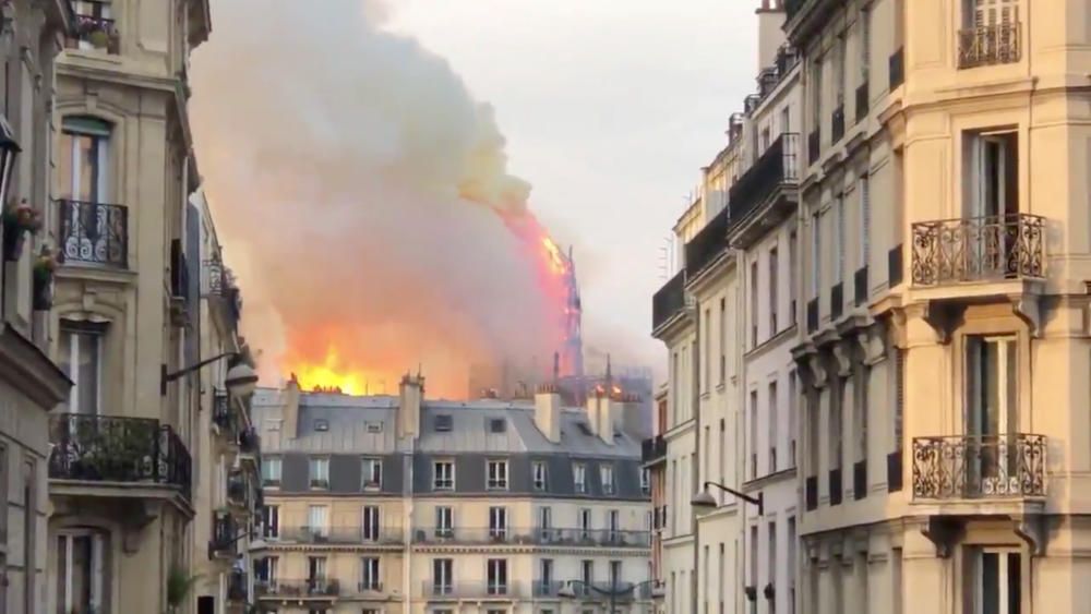 Un incendi crema Notre Dame de París