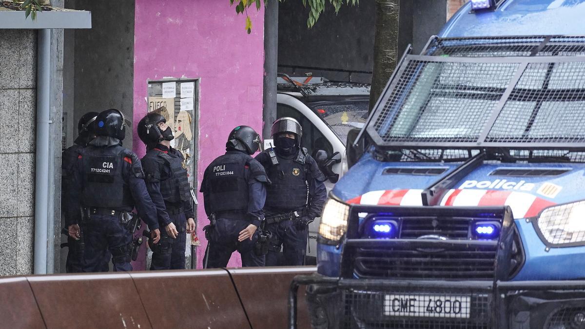 Tallat l'accés al carrer del Carme per protestar contra uns desnonaments