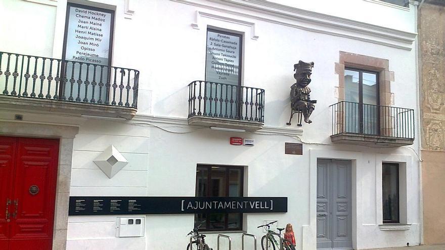 El repte d'una família de Sant Feliu Sasserra: Fer-se una foto davant de cada ajuntament de Catalunya
