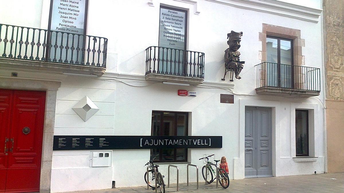 La primera foto, amb la Júlia al costat de les bicicletes, a Calella (Maresme), l’any 2013