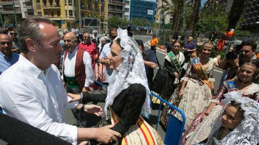 Alberto Fabra saluda a la Bellea del Foc en una de las mascletàs de las Hogueras de este año.