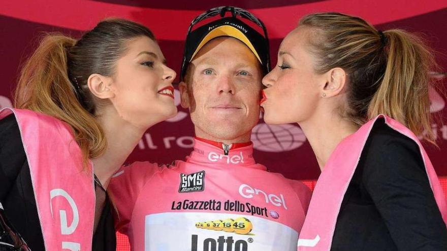 Kruijswijk, en el podio con la &#039;maglia&#039; rosa después de la etapa de ayer.