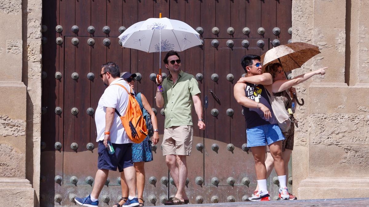 Turistas se protegen del calor