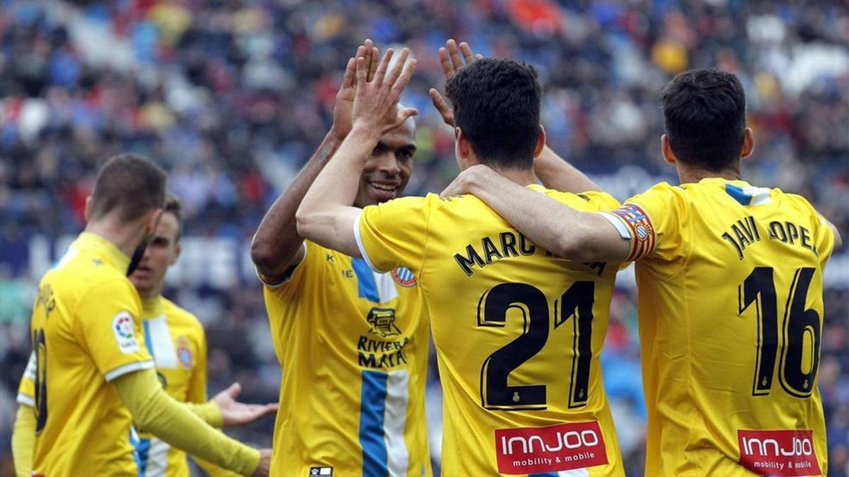 Naldo felicita a Marc Roca tras su diana contra el Levante.