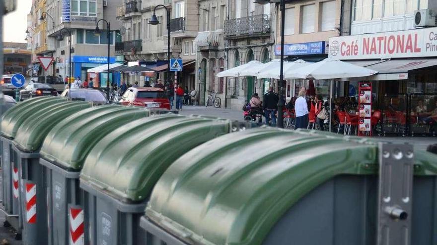 Contenedores de recogida delante de una zona con terrazas en el centro de Cangas. // Gonzalo Núñez