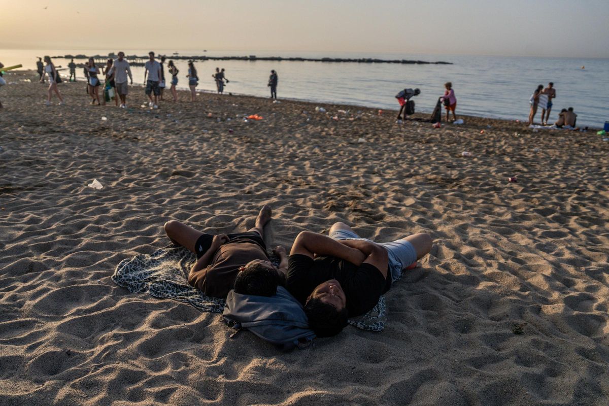 Limpieza de las playas de Barcelona tras la verbena de Sant Joan 2025