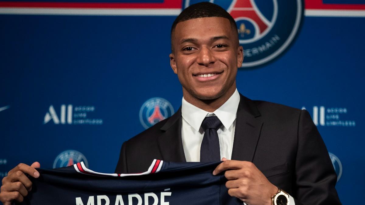 Mbappé posando con la camiseta del PSG