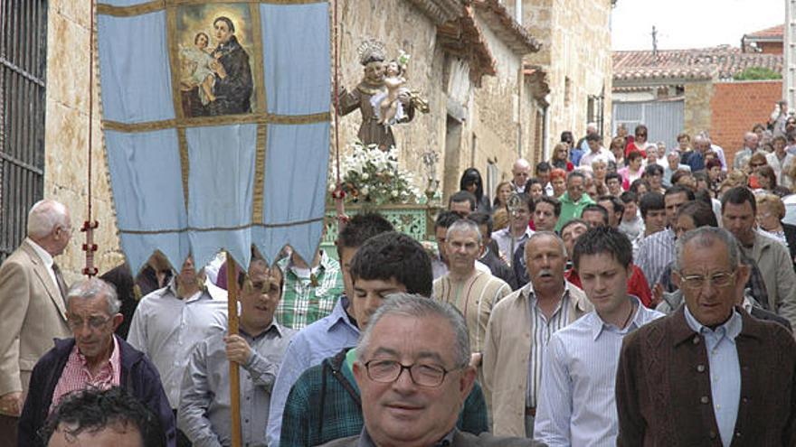 Venialbo cambia de varas en la fiesta de San Antonio