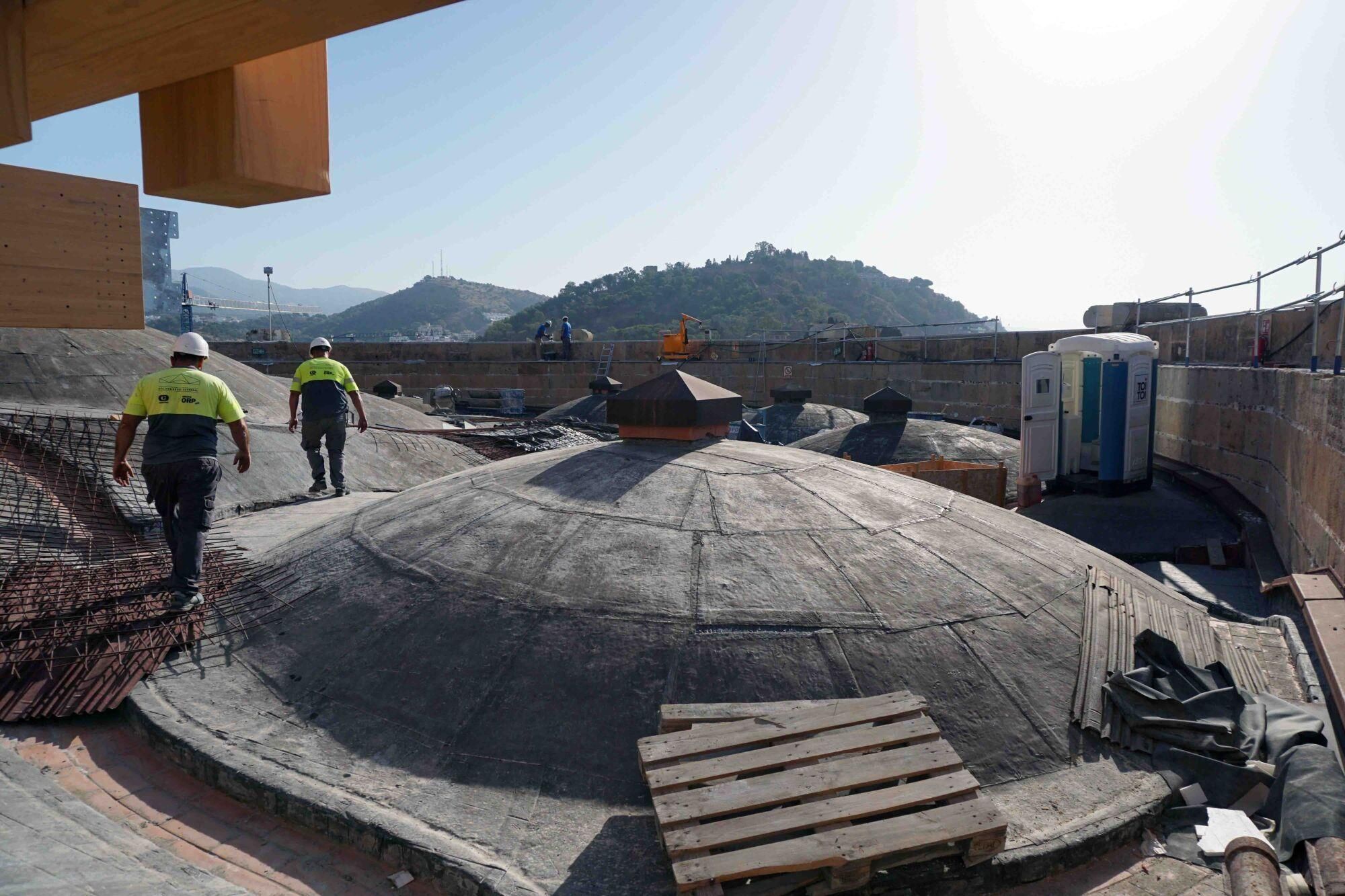 El Cabildo de la Catedral de Málaga realiza una visita guiada a la construcción del nuevo tejado, a cargo del arquitecto, Juan Manuel Sánchez La Chica, para ver el estado de las intervenciones que se vienen realizando