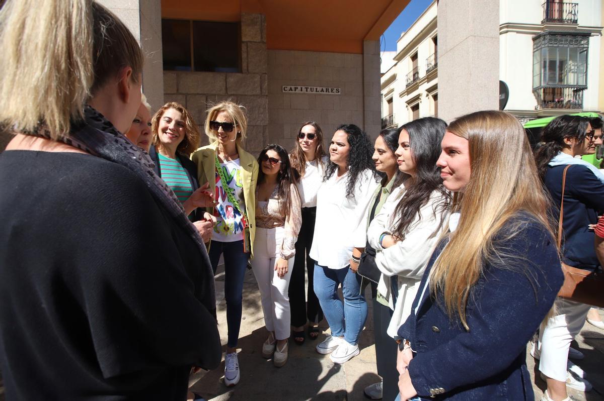 Un grupo de jóvenes en el exterior del Ayuntamiento de Córdoba durante los actos conmemorativos del Día Internacional del Pueblo Gitano.