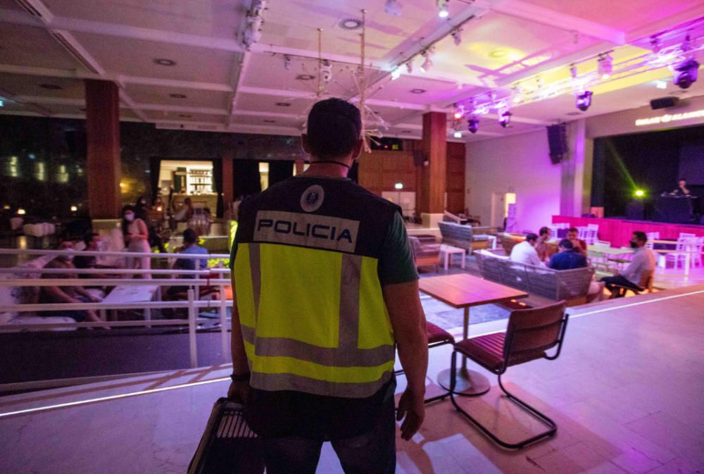 La policía inspecciona pubs y discotecas de València por el coronavirus