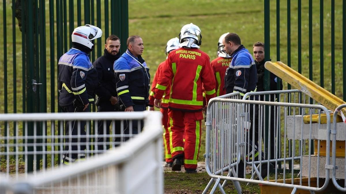 Agentes de policía y bomberos intervienen en el ataque de Villejuif, al sur de París.