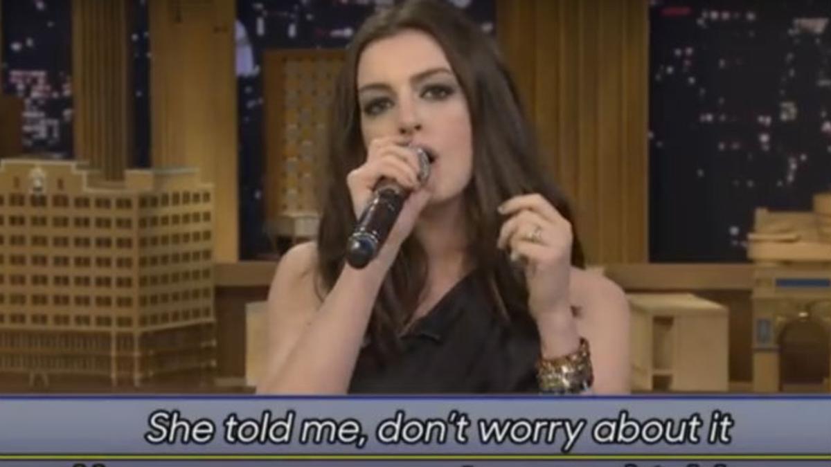 Captura del vídeo en que Anne Hathaway interpreta la canción 'I Can't Feel My Fce' en el programa de Jimmy Fallon