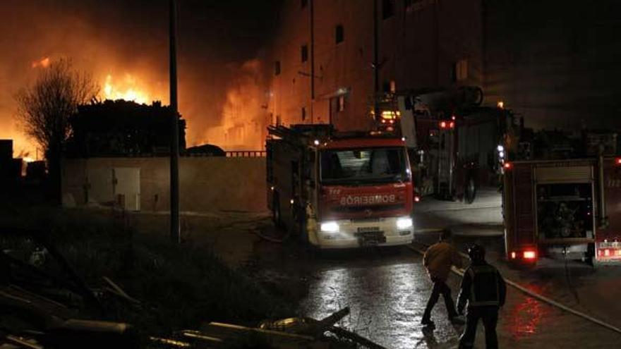 Los bomberos sofocan un incendio en una nave de reciclado de Puxeiros