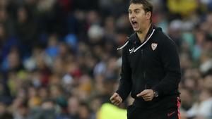 Lopetegui portesta una acción durante el partido del Sevilla ante el Madrid.