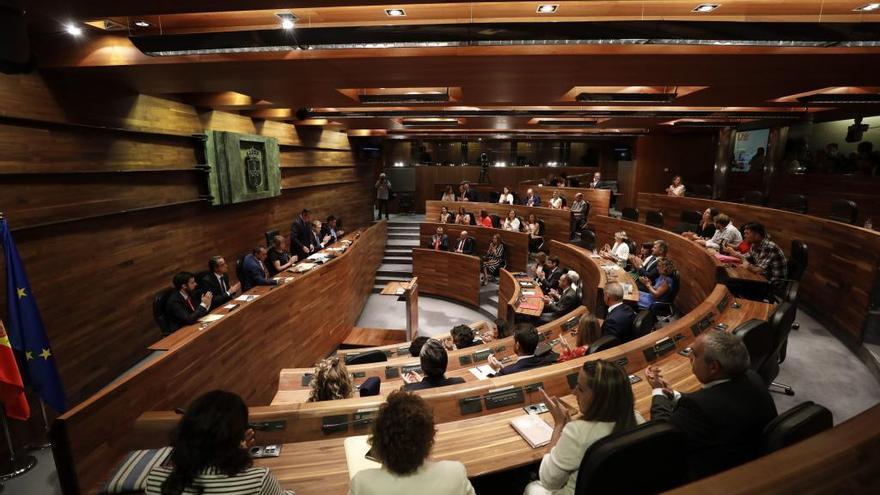El Parlamento asturiano rechaza la oficialidad del asturiano y del eonaviego, pero el PSOE persistirá y el PP se opone a toda &quot;imposición&quot;