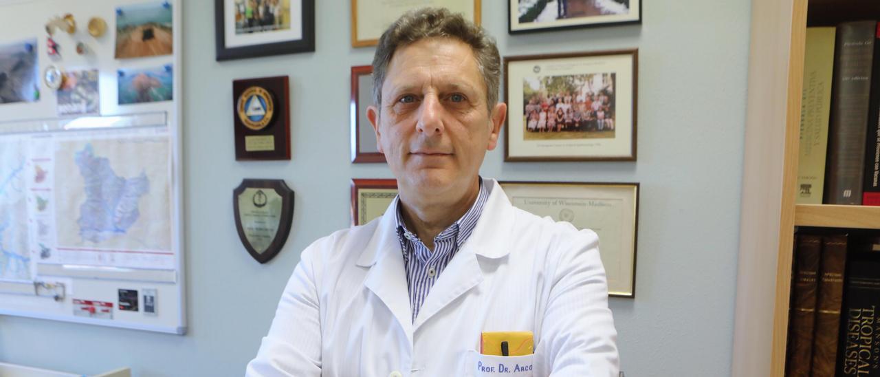 Pedro Arcos, en su  despacho de la Facultad de Medicina. | Cristina Velasco