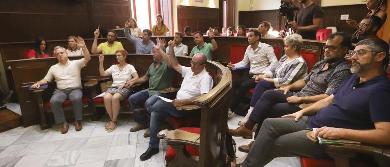 Una votación durante el pleno de ayer.