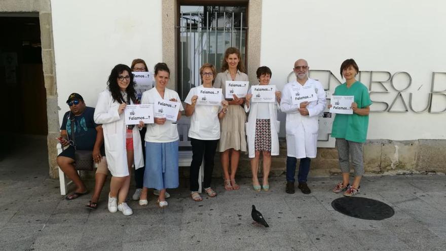 Profesionales del centro de salud del Casco Vello, reclamando diálogo esta mañana al Sergas.