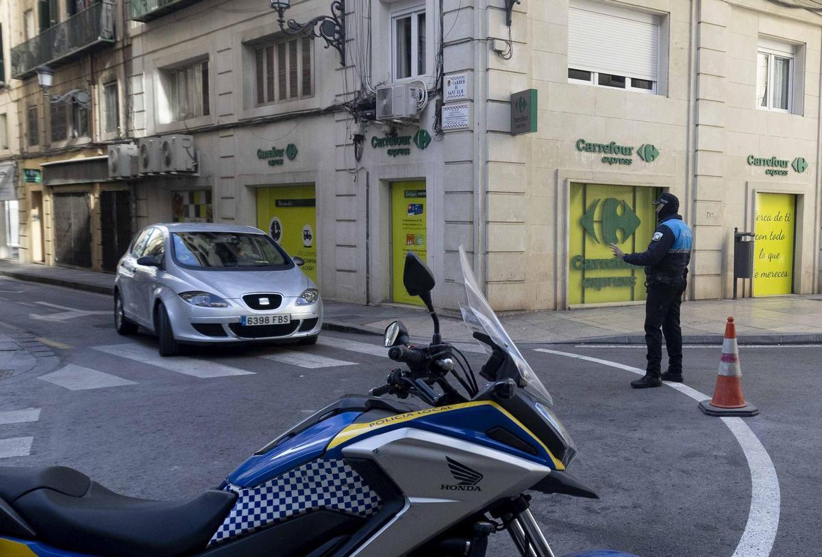 Nueva señalización que advierte del cierre al tráfico a la plaza del Ayuntamiento
