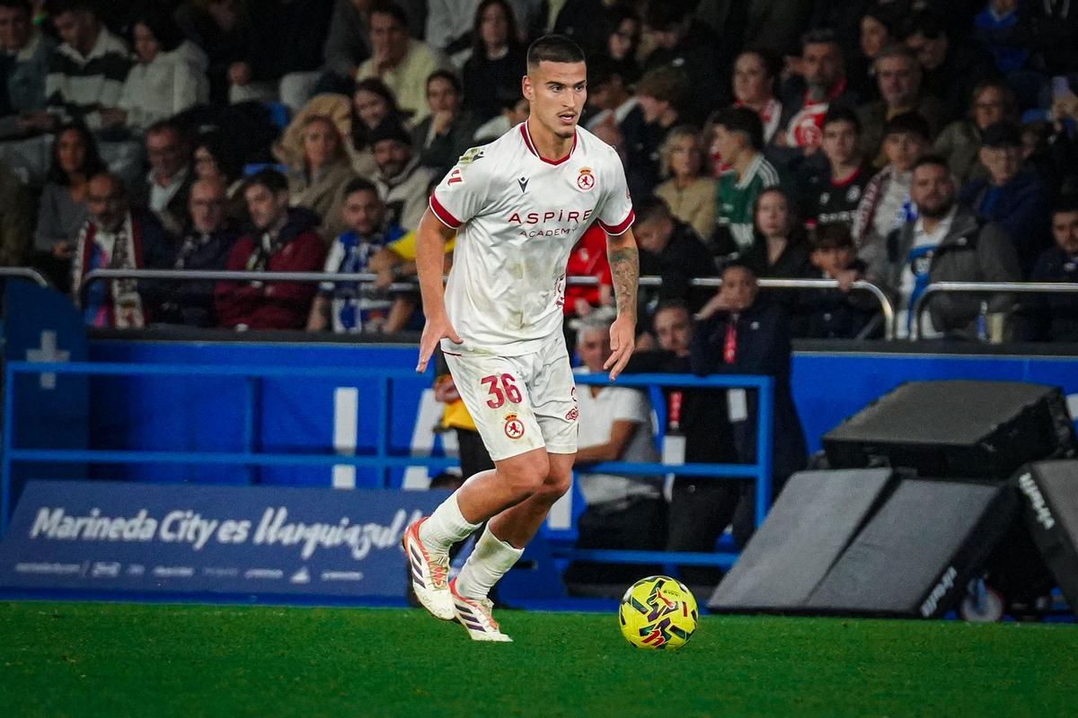 Matia Barzic, con el balón controlado durante un partido con la Cultural Leonesa.