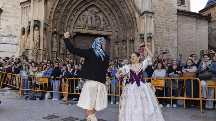 Las fallas infantiles abren la pista de baile en honor a la Virgen