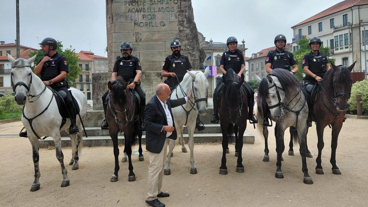 La presentación tuvo lugar ante el monumento a los Héroes de Ponte Sampaio.