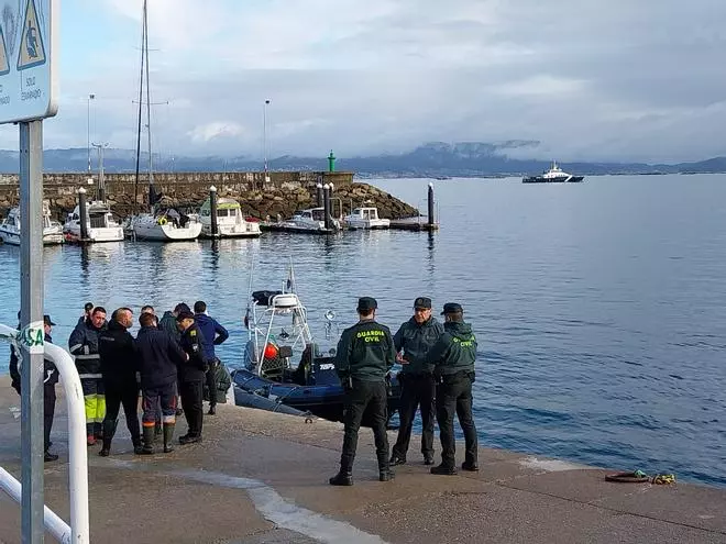 Los buzos de Gardacostas localizan el cuerpo del pescador de Bueu que se cayó al mar desde su dorna