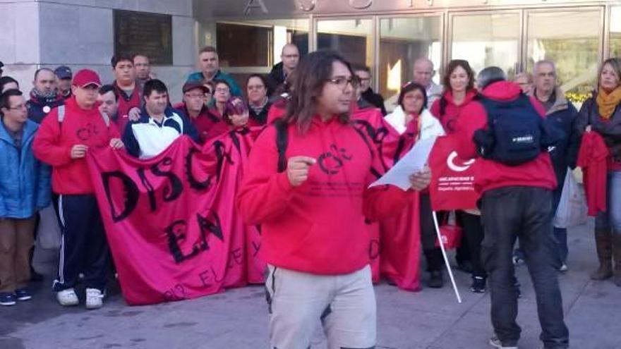 Un momento del acto celebrado en la puerta del Ayuntamiento.