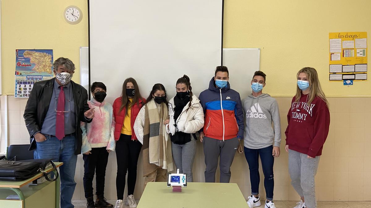 El profesor de Filosofía que ha liderado el proyecto, Juan Carlos López, con algunos de los alumnos de Bachillerato participantes.