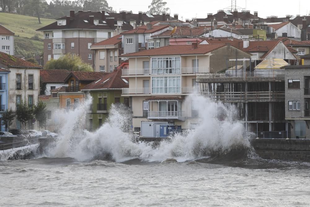 Las imágenes del temporal en Luanco.