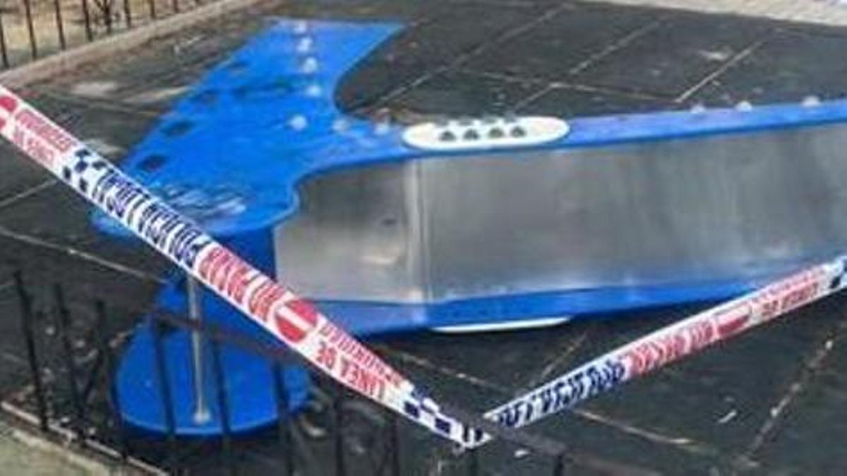 El tobogán arrancado y volcado, en el parque infantil.