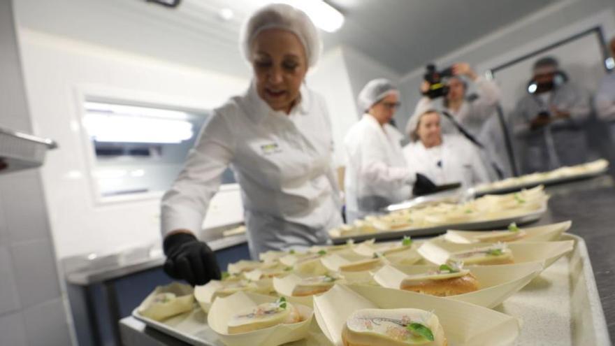 Susi Díaz, ultimando los postres que se han servido en el Hospital General de Elche este mediodía